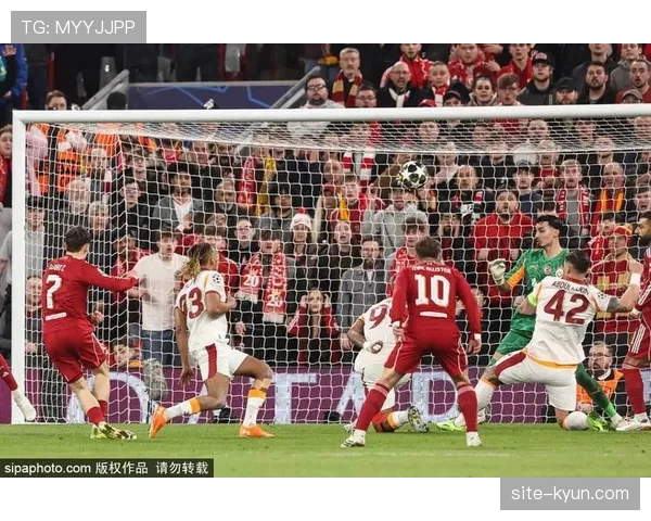 现场镜头：南特球迷在比赛第12分钟集体亮灯致敬已故传奇